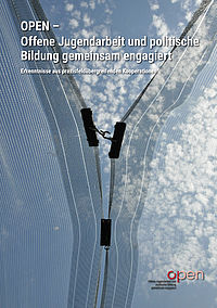 Titelseite  Broschüre „OPEN – Offene Jugendarbeit und politische Bildung gemeinsam engagiert. Erkenntnisse aus praxisfeldübergreifenden Kooperationen“