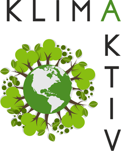 Projektlogo hochkant. Oben steht in schwarzer Schrift: KLIMA. Das A ist grün und der Anfang des Wortes AKTIV, das an der rechten Seite von oben nach unten geschrieben steht. Mittig/links ist eine grüne Weltkugel auf der Bäume rundherum wachsen.