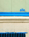 Foto zeigt Hauswand auf der in blauer Schrift "Alle" steht. Foto: Christoph Honig