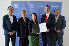 Foto zeigt von links nach rechts: Prof. Dr. Andreas Zick, Dr.in Helle Becker, Staatssekretärin Gonca Türkeli-Dehnert, Prof. Dr. Winfried Kluth, Lukas Gundling bei der Übergabe des Abschlussberichts.