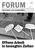 Titelseite der Zeitschrift FORUM für Kinder- und Jugendarbeit 1/2022. Oben steht der Titel der Zeitschrift. In der Mitte ist ein schwarz-weiß Foto zu sehe: Der Ausschnitt zeigt einen Bürgersteig, auf dem 3 Demonstrationsschilder liegen und die Schuhe von 3 Personen zu sehen sind.
