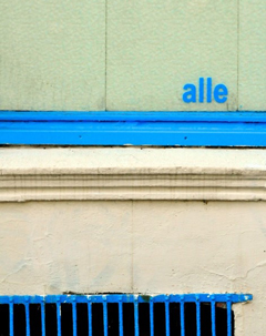 Foto zeigt Hauswand auf der in blauer Schrift "Alle" steht. Foto: Christoph Honig