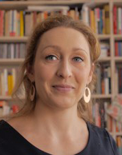 Portraitfoto zeigt Prof. Dr. Christina Brüning