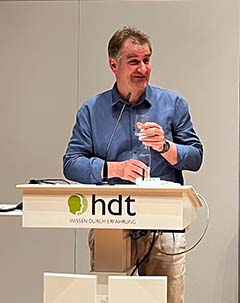 Foto zeigt Jürgen Wiebicke bei seiner Keynote