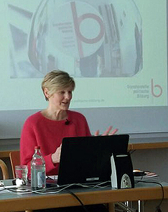 Dr. Helle Becker / Fachstelle politische Bildung